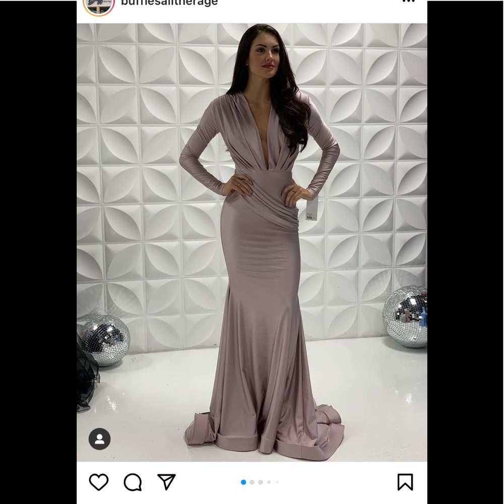 Gorgeous dress make you feel like a celebrity. New. Wedding got cancel .